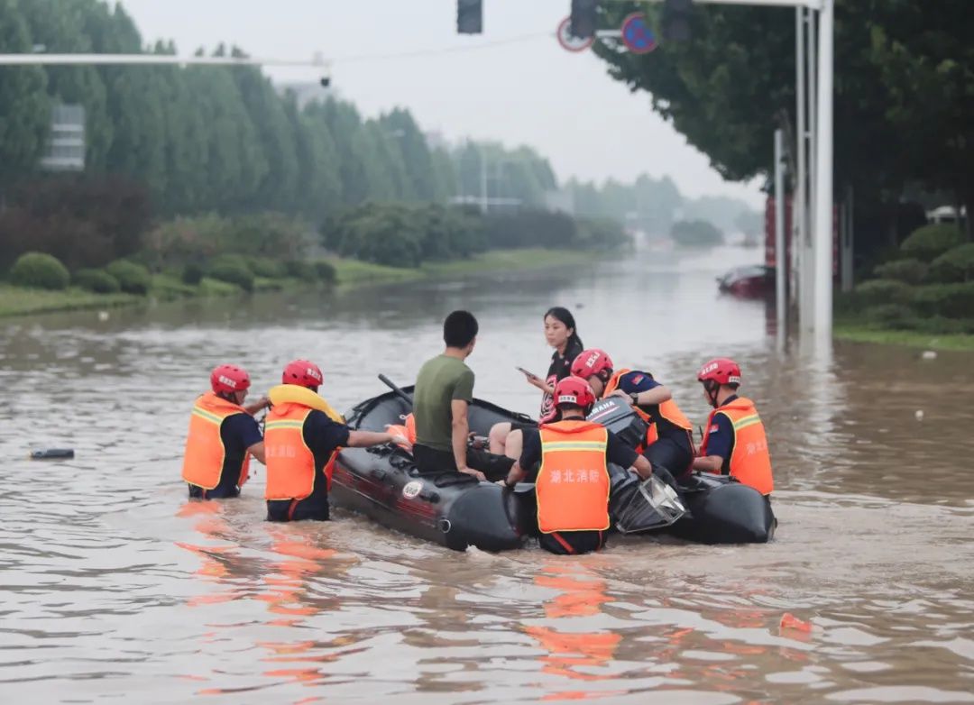 河南|千钧一发！河南两小伙大水里游了6个小时，武汉消防反应太快了……