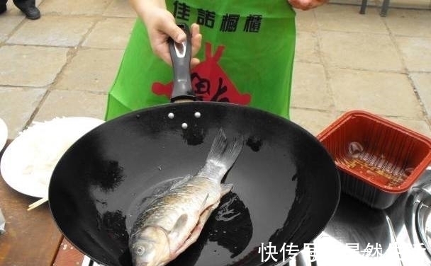 鱼皮|煎鱼千万不能直接倒油!很多人搞错了这1点,难怪鱼肉破皮腥味重