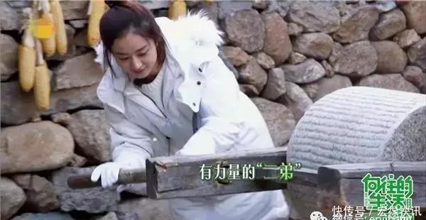 演戏哭出美瞳,自爆是城里人,赵丽颖怎么还有两副面孔呢