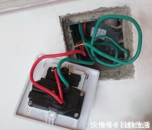 插座|师傅不是浪费！电线绕几圈再接开关，很多人殊不知这样做用处大！