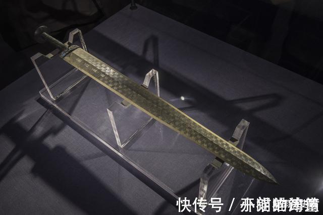 越王勾践!越王勾践剑真的削铁如泥专家别迷信,家里的菜刀都比它锋利