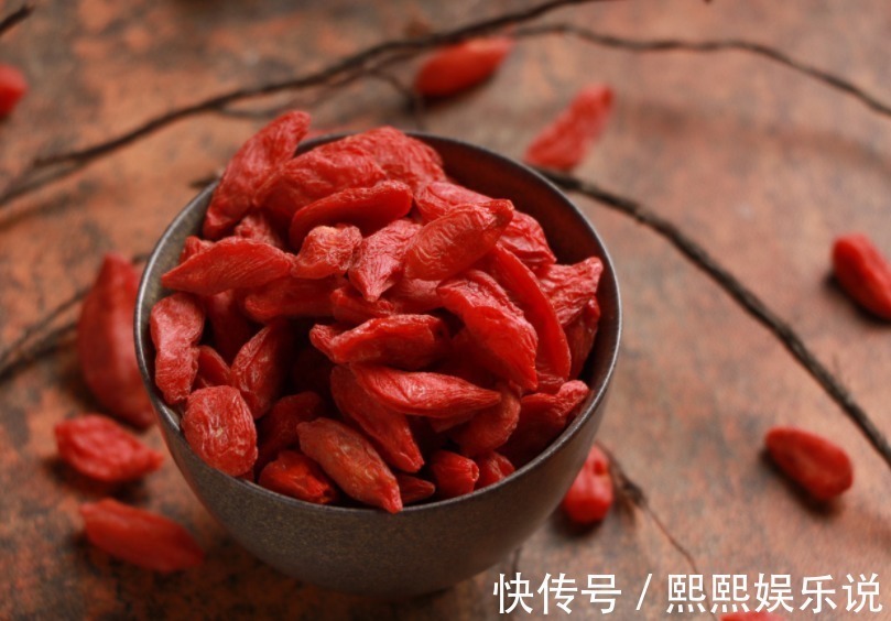 枸杞|男人睡前吃几颗枸杞，持续一周，3件好事，会“降临”到身上