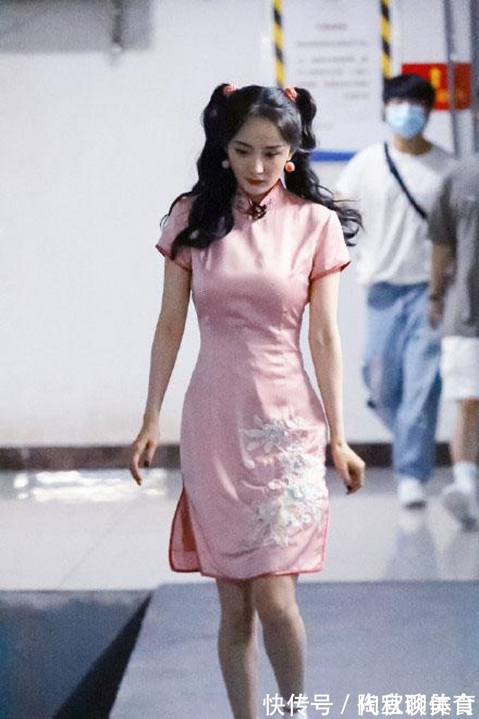 路人|路人街拍,气质清秀的短发美女,更多了几分高贵的气韵