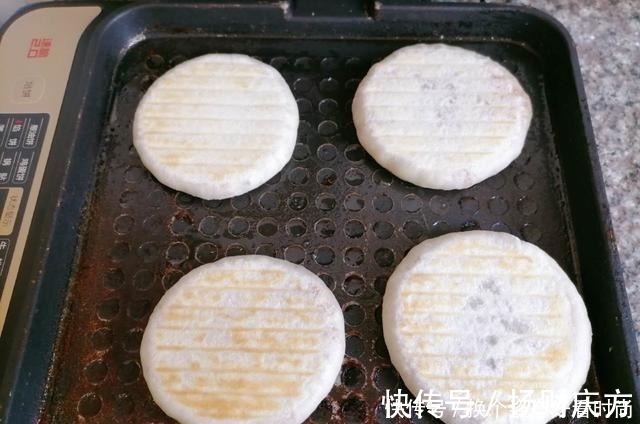 面团|教你做好吃解馋的萝卜粉条素馅饼，皮薄馅大又柔软，凉了也不硬