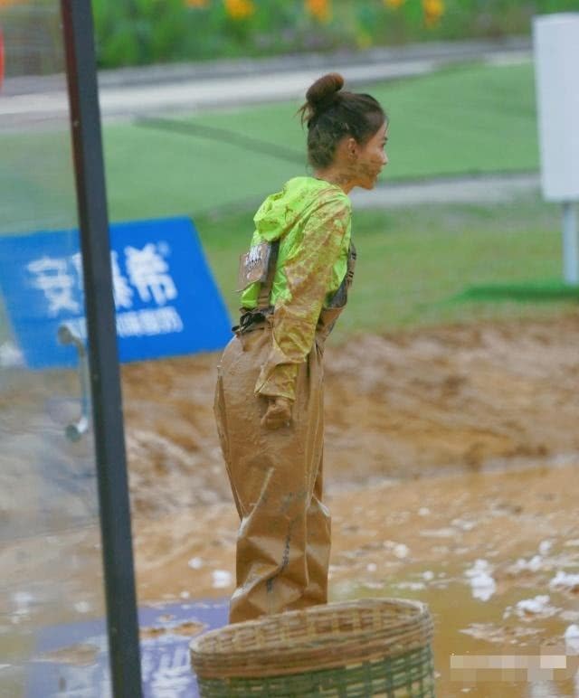 跑男|跑男团泥塘开玩“撕名牌”baby黄泥满脸依旧美貌无双引人注目