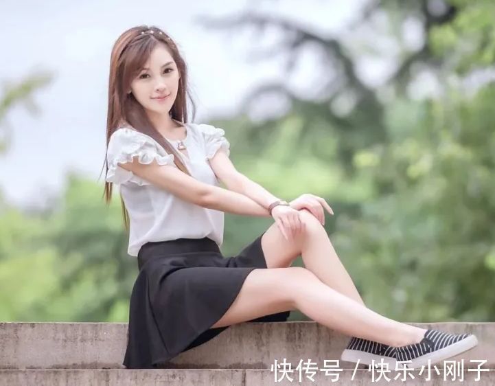 短款 白色圆领小衫,一条黑色短款百褶裙,秀出少女美腿,更加的美丽!