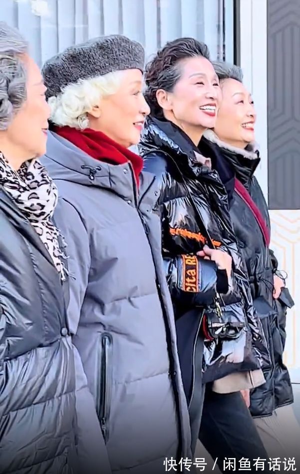 黑色|黑色羽绒服怎么就土气了?学70岁奶奶们这样穿,配短靴显高还时髦