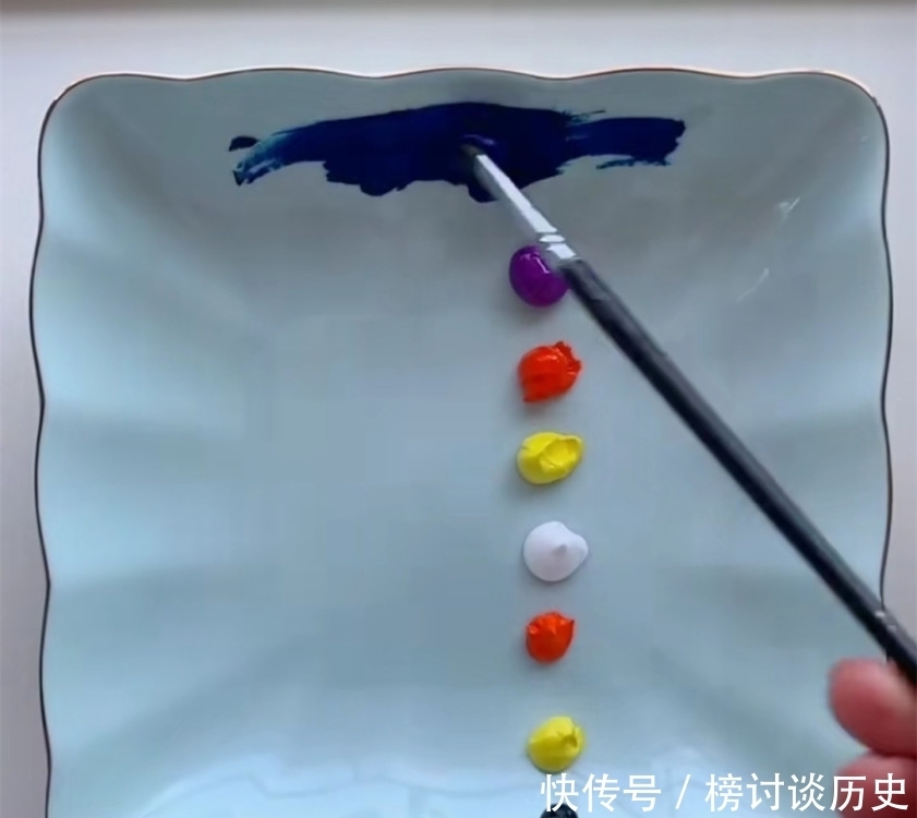 美术生在不规则盘子上画画,开始以为是玩笑,看到成品佩服了!