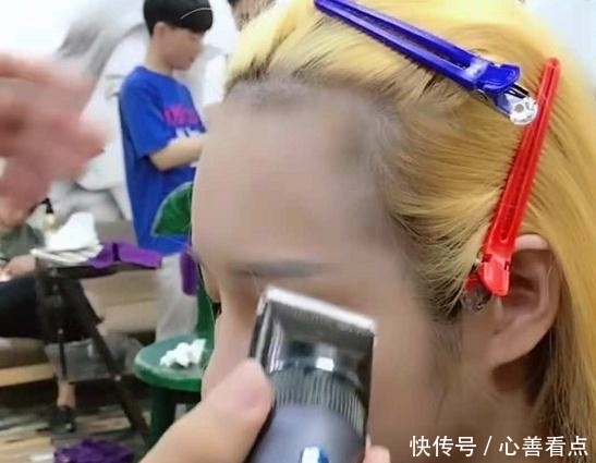 美女|美女在理发店剪头发,看到头发里面动物后,网友:理发师崩溃了!
