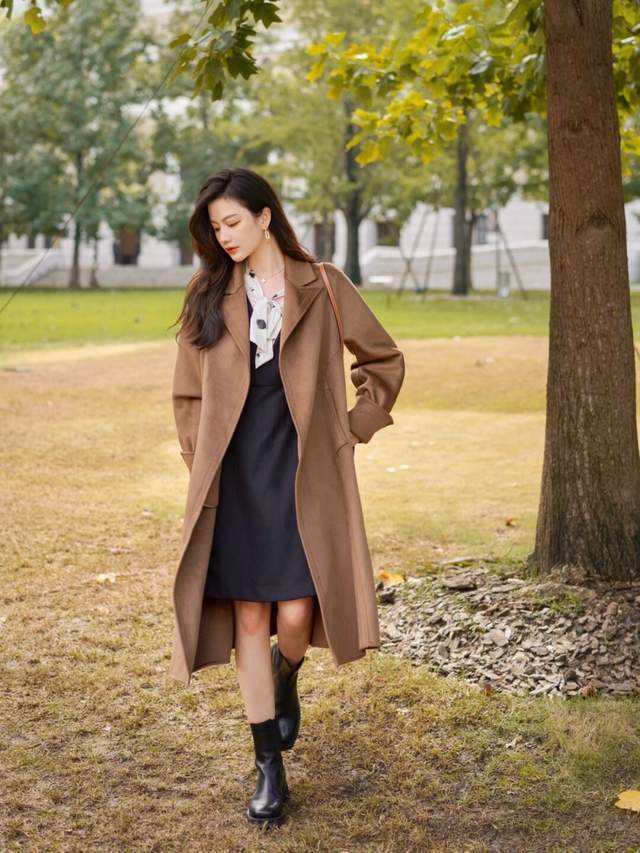 羽绒服|今冬流行的“小黑裙”正火,搭配上大衣和羽绒服都超美,高级时髦