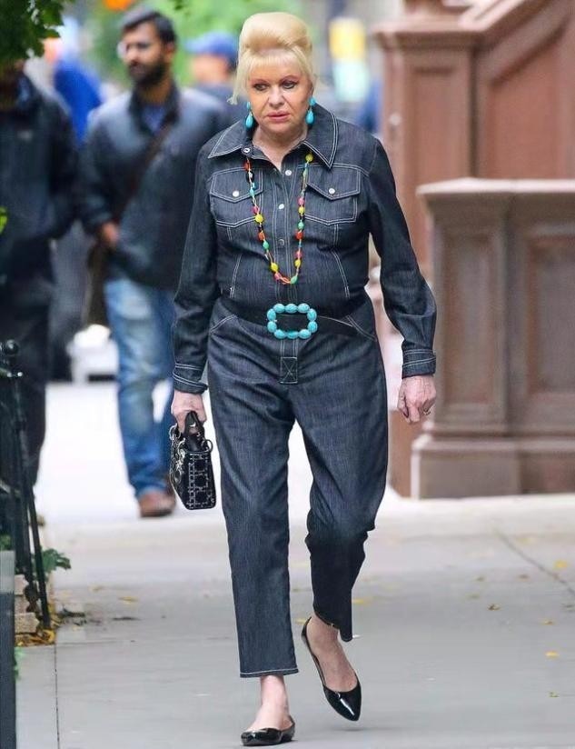 珠宝|特朗普73岁原配真精致,浓妆艳抹超浮夸,珠宝花里胡哨像地摊货