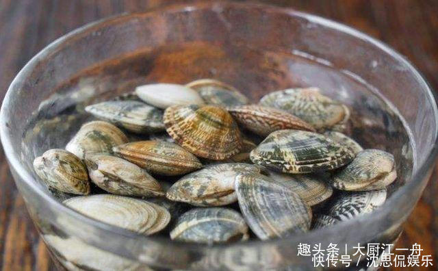 酱油|花蛤又出新吃法,不炒也不炖,加上酱油和蚝油,3分钟就能做好