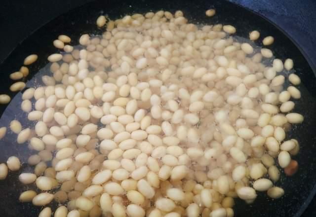 打豆浆时,牢记“1泡2煮3打”,豆浆香浓顺滑更细腻,早餐喝正好