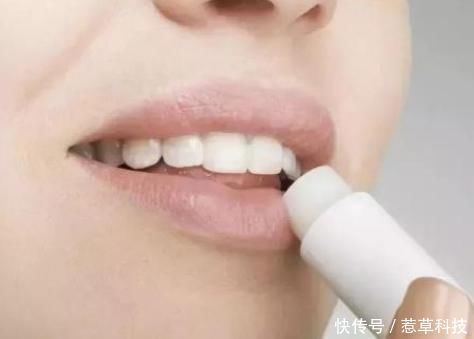 口红 女人再懒也要会“涂口红”,别傻傻抿嘴唇了,难怪沾杯掉色!