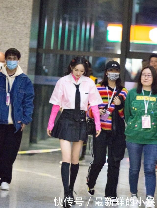 再现|杨幂学院风造型曝光,34岁再现少女感穿搭,漫画腿太抢镜