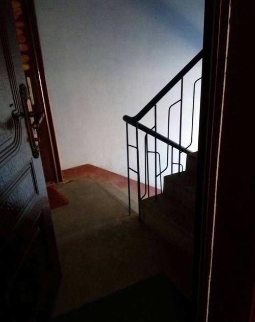 鞋柜|对门邻居不光把鞋柜放楼道，还砌了个2公分地台，这是你家院子