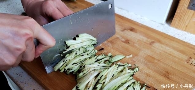 我家|茄子我家最爱这样吃,不用蒸,不用炒,不凉拌,隔三差五不吃就馋