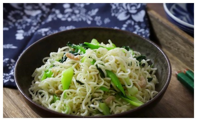 不想做饭就来碗快手炒面，美味营养，简单易做，10分钟吃上