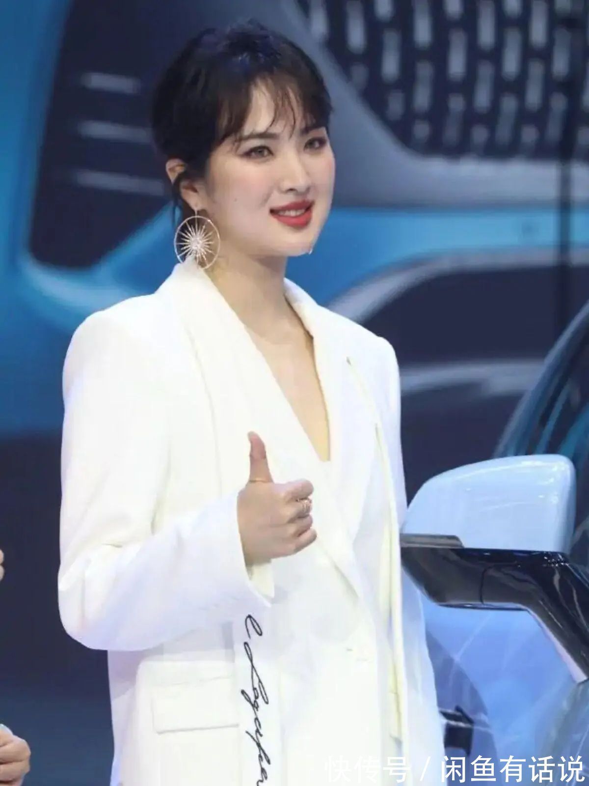 气质感|姚安娜改变风格，穿一身男士西装配利落短发，富家千金变职场精英