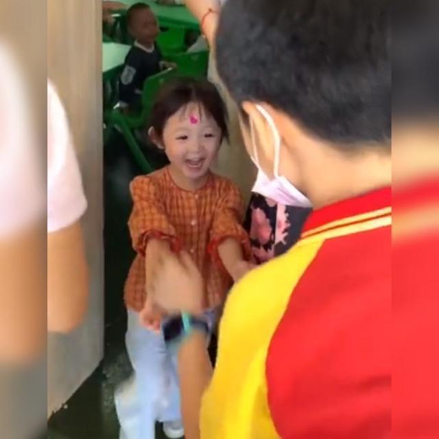 哥哥|哥哥暖心接妹妹放学,主动帮妹妹背书包火了,网友也太羡慕了