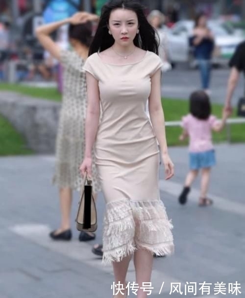 裸色流苏连衣裙，大气又端庄，彰显出东方女人的成熟气息