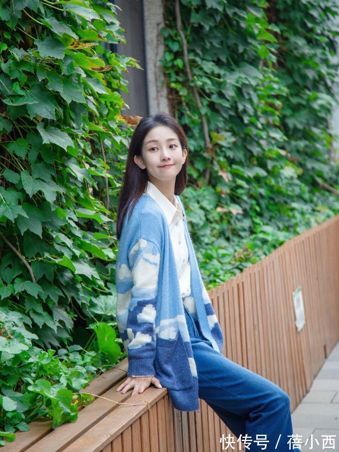 紫色 “针织开衫”才是永不过时的春季单品,时髦又高级,谁穿谁优雅