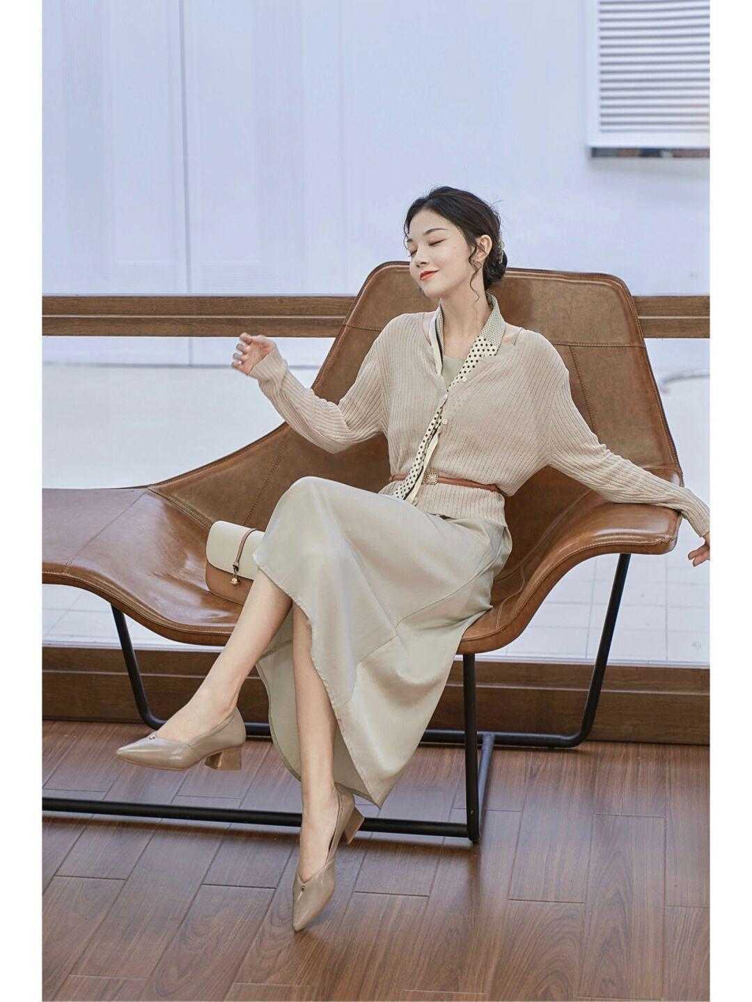 高跟鞋|无针织衫不秋天，这样简约又减龄，仿佛回到了青春活力，太好看了
