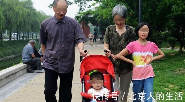老一辈|老人带孩子到底是好是坏?有利有弊,但这两大好处别人不能比