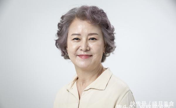 洋气|老年人白发多不想染发,什么发型减龄?试试蓬松洋气的小卷发型吧