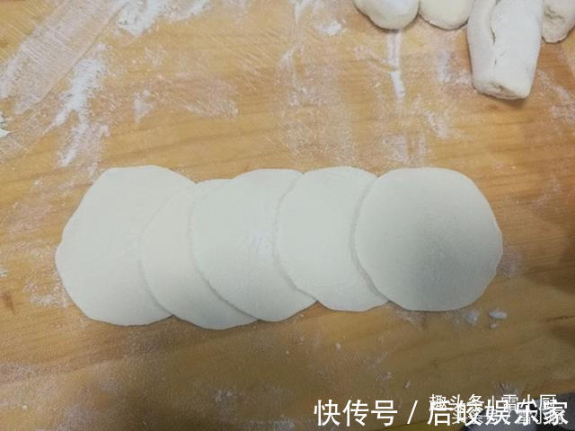 婆婆包的饺子,鲜,软,多汁,咬一口饺子馅汁顺嘴流!