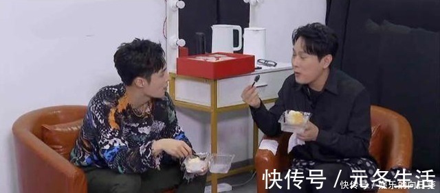 我們的歌|張藝興探班《我們的歌》,所帶禮物數(shù)量引熱議,情商高低一目了然