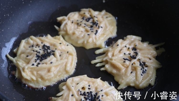 早餐|苹果加2个鸡蛋，8分钟做成早餐，又香又软，出锅馋到流口水，真香