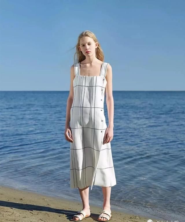  连衣裙|忘掉高跟鞋，“连衣裙+平底鞋”才是夏季王炸组合