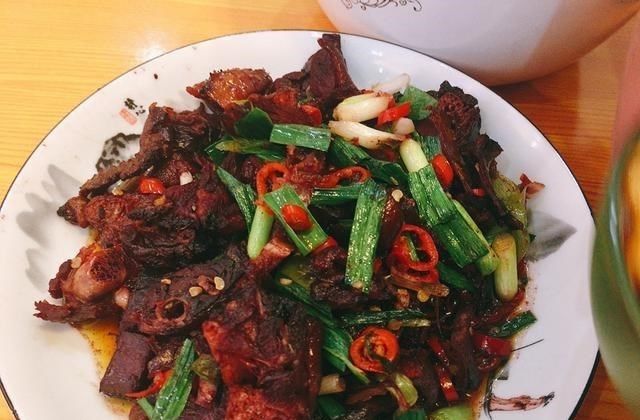 舅舅80大寿，媳妇做了12个菜，晒到朋友圈火了，网友：不比饭店差