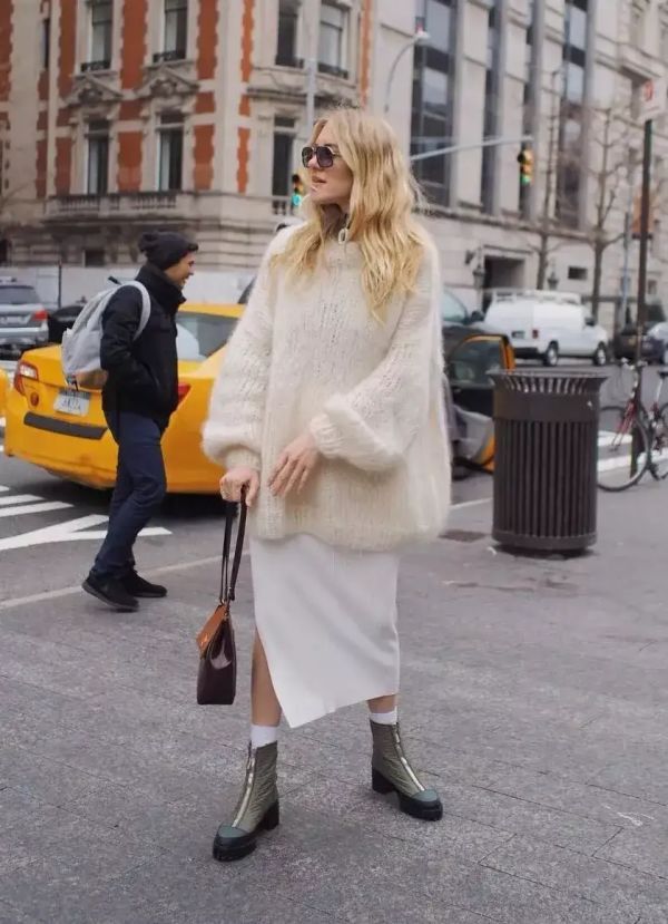 王石39岁娇妻太会穿，红色波点毛衣配半身裙清纯减龄，让人心动