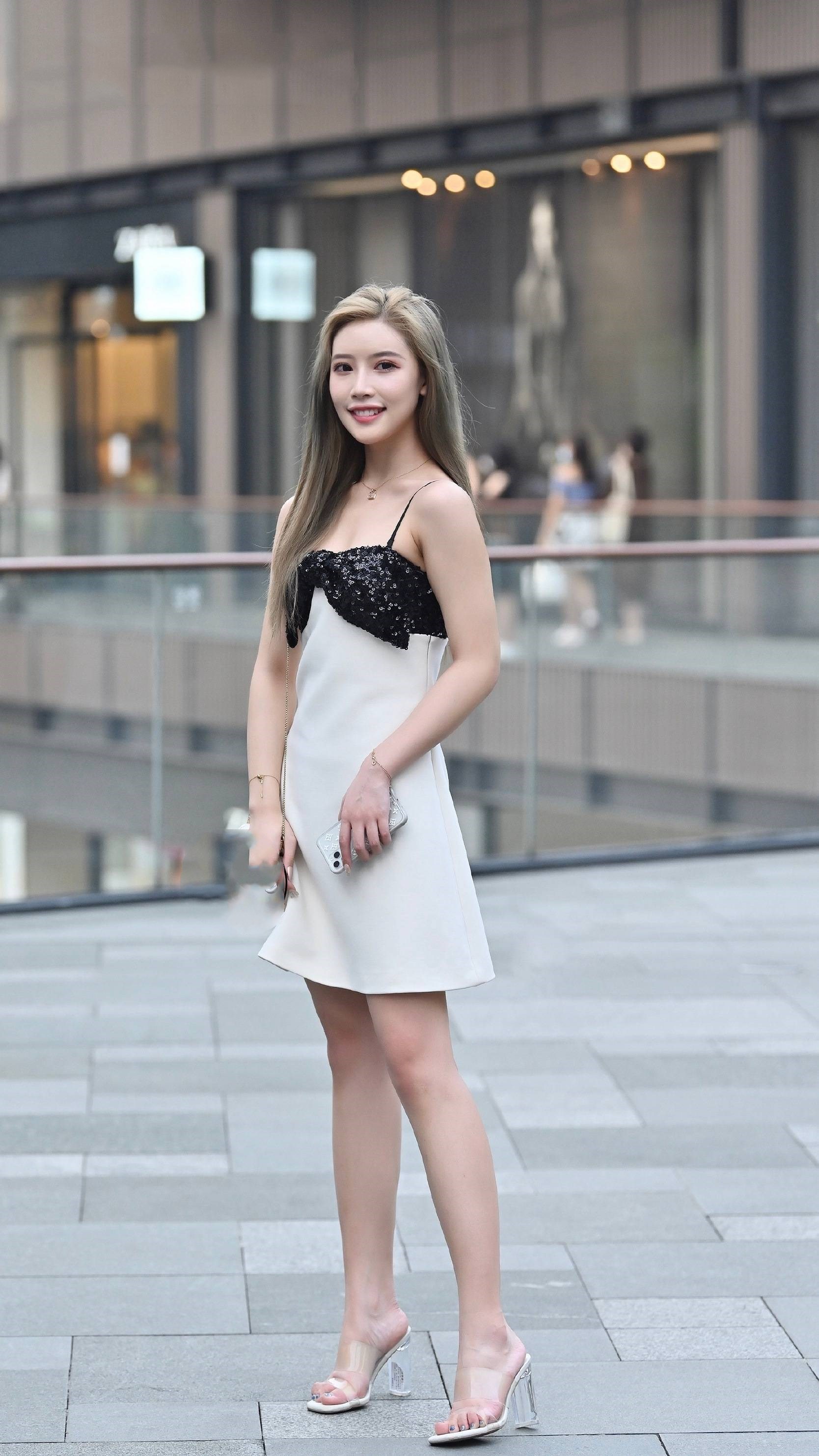 凉鞋 天热了,美女们穿上珍藏已久水晶高跟凉鞋,容易搭配还显身材