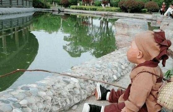 公园|外公带3岁孙子去公园玩,妈妈担心,让外公发来照片,妈妈笑喷了