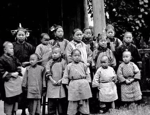 妇女|清朝时期的女人和儿童,图3是刚化完妆的美女