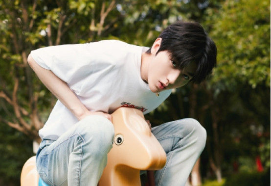 蔡徐坤好心帮沙溢擦脸上水时,下秒举动被网友看后嫌弃就别擦