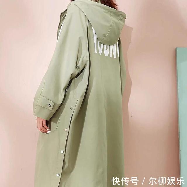 春季风衣选择的三个小技巧，让你把风衣穿出温暖和时尚