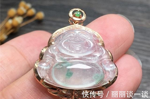 翡翠手镯@翡翠首饰种类多样,女人的一生中,应该拥有哪三种类型!