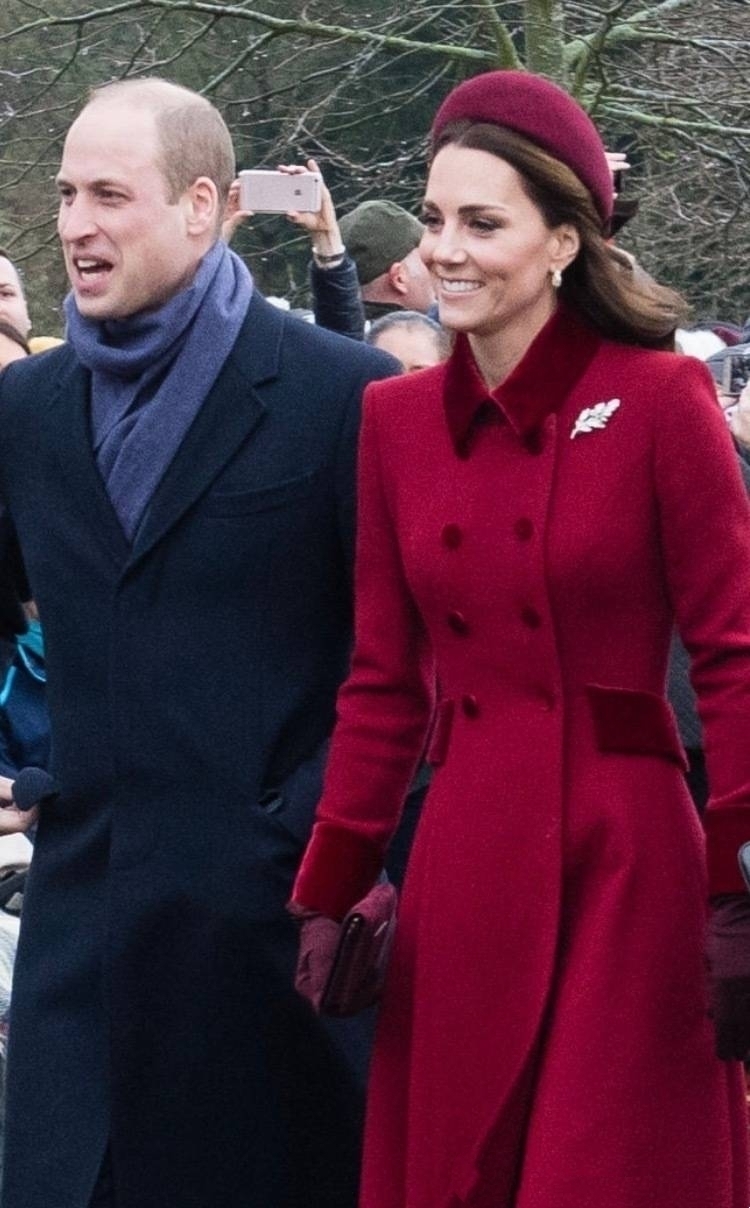 梅根 圣诞凯特再穿红衣实力碾压梅根蓝装,查尔斯形单影只却不见卡米拉