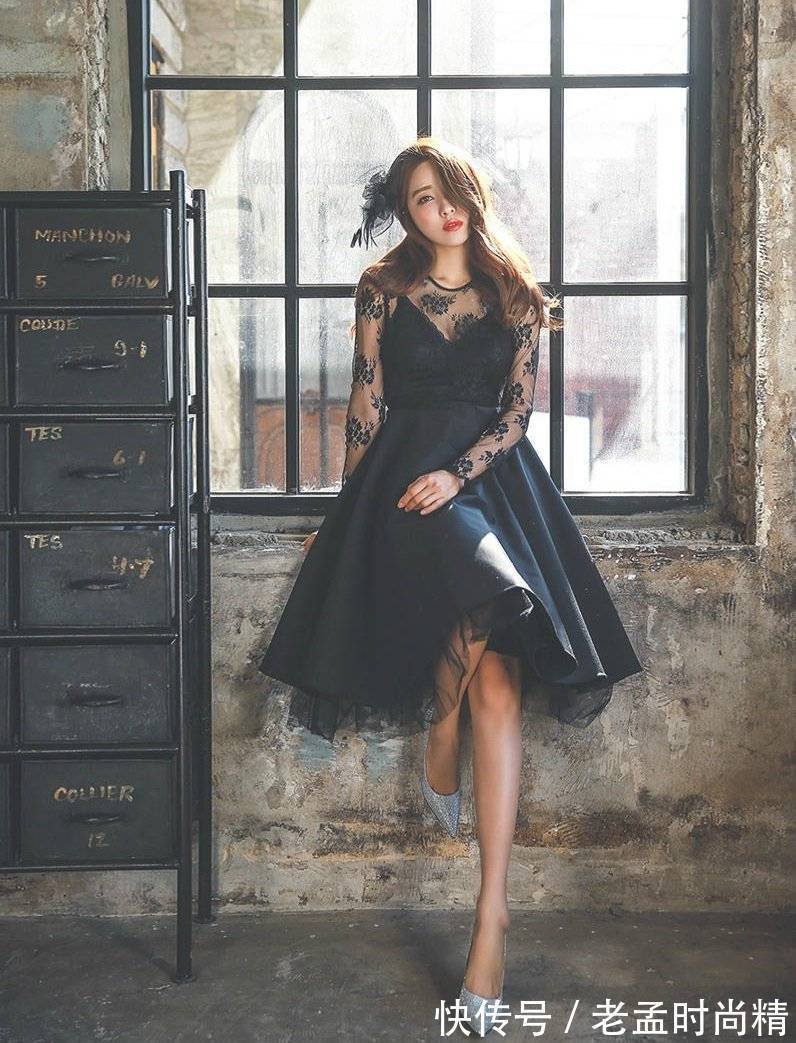 吊带连衣裙 ??经典黑色吊带连衣裙,拼接刺绣网纱外罩,高雅时尚