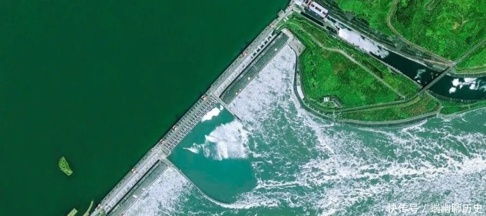 大火|三峡大坝高185米,过往船只是如何翻越大坝的?