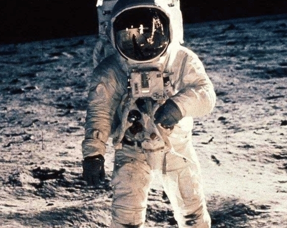 嘴角 杨利伟返航后再也没上太空,如今他的生活怎样了?国人看完泪目了