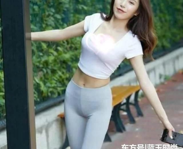 打底裤|街拍打底裤的时尚搭配打造出时尚丽人的气质，穿出新潮范
