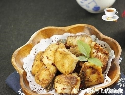 红烧|草鱼别红烧了,大厨教你一招“新吃法”,肉质鲜嫩还补钙,快收藏