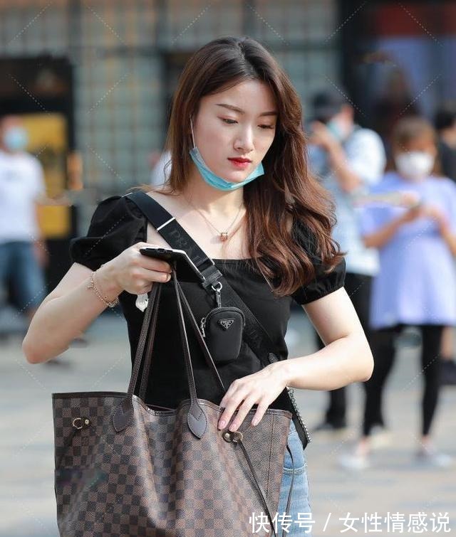 上衣 泡泡袖上衣搭配紧身牛仔裤,可爱俏皮,充满了少女感!