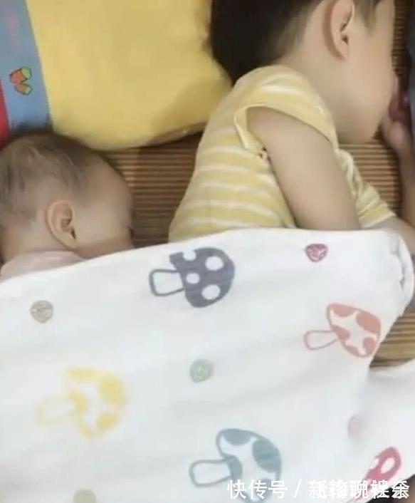 二胎政策|俩萌娃在睡觉，妈妈掀开被子那一刻，妈妈的心瞬间融化了。