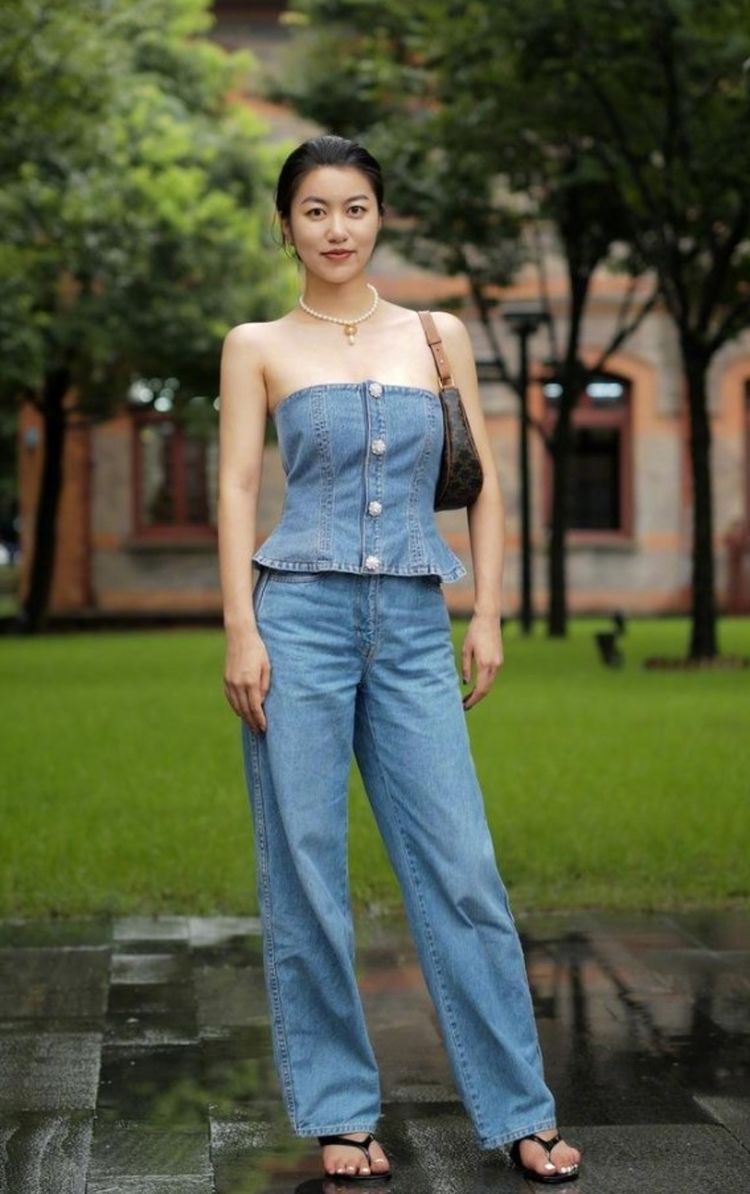 身裙|街拍:美女穿搭粉色裹身裙格外有魅力,搭配短发气质和魅力双赢